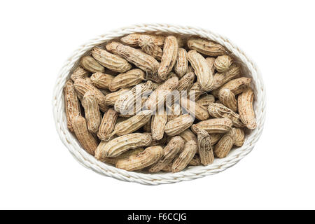 Bollito di arachidi nel cesto su sfondo bianco vista superiore Foto Stock