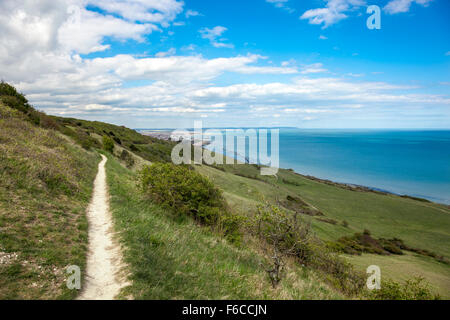 Un percorso di trekking in Beachy Head con Eastbourne nel lontano, Inghilterra Foto Stock