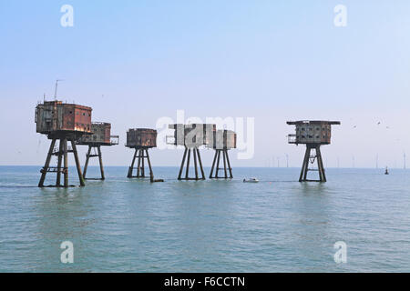 Red Sands Forts, difese di guerra nell'estuario del Tamigi, con distante offshore wind farm, Whitstable, Inghilterra, GB, Regno Unito Foto Stock