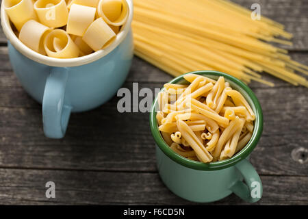 Varie Paste alimentari non cotte sul vecchio tavolo in legno Foto Stock