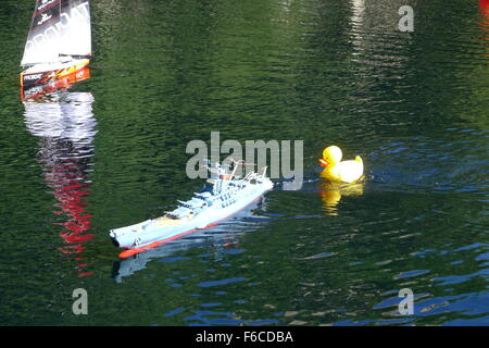 Toy Space Cruiser Argo e gomma anatra gialla sul conservatorio in acqua di Central Park di New York Foto Stock