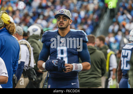 Nashville, TN, Stati Uniti d'America. Xv Nov, 2015. Tennessee Titans quarterback Marcus Mariota #8 si prende una pausa in una partita contro la Carolina Panthers il 15 novembre 2015, di Nissan Stadium di Nashville, Tennessee. Le Pantere sconfitto i titani 27-10. Margaret Bowles/CSM/Alamy Live News Foto Stock