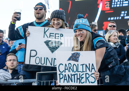 Nashville, TN, Stati Uniti d'America. Xv Nov, 2015. Carolina Panther ventole celebrare una vittoria contro i Tennessee Titans il 15 novembre 2015, di Nissan Stadium di Nashville, Tennessee. Le Pantere sconfitto i titani 27-10. Margaret Bowles/CSM/Alamy Live News Foto Stock