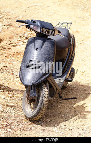 Vecchio rotto scooter nero close-up Foto Stock