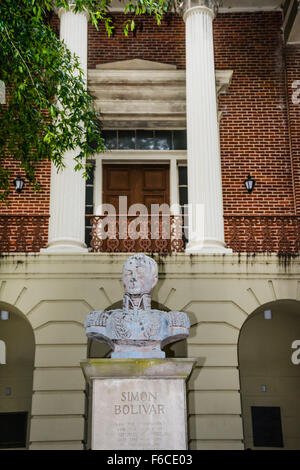 Il busto in marmo di statuto di Simon Bolivar di fronte al Palazzo di Giustizia di Bolivar, TN Foto Stock