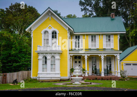 Storico la guerra civile era colorata a due piani giallo casa vittoriana nel sud di stile gotico con portico di Bolivar, TN Foto Stock