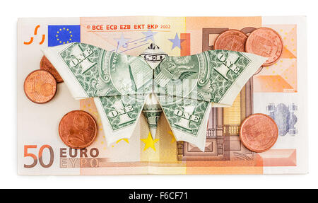 Dollar origami butterfly si siede su 50 di banconote in euro con monete isolati su sfondo bianco. Concetto di due leader currencie duro Foto Stock