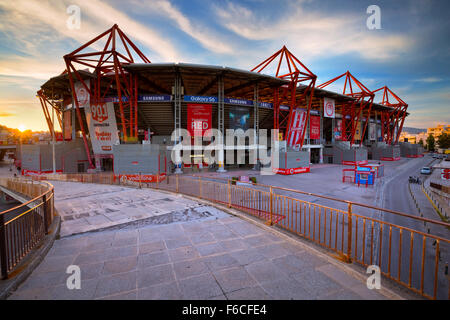 Karaiskakis stadium - stadio di calcio di Olympiacos FC situato nel porto del Pireo come visto dalla stazione della metropolitana di Neo Faliro Foto Stock