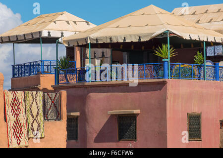 Tipica terrazza sul tetto nella medina di Marrakech Foto Stock