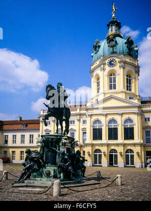 Statua equestre di Friedrich Wilhelm I, il palazzo di Charlottenburg, Berlino, Germania, Europa Foto Stock