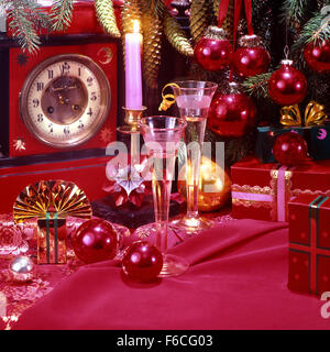 Festive Capodanno Natale ancora in vita con decorazione per alberi di Natale, ore, coni, due bicchieri di vino Foto Stock