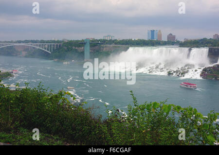 Il Rainbow Bridge e le Cascate Americane come visto dal lato canadese delle Cascate del Niagara. Foto Stock