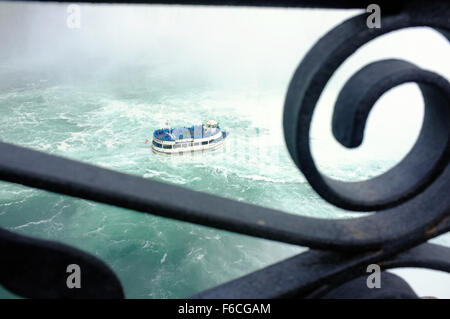 La Domestica della Foschia imbarcazioni turistiche si avvicina al fondo delle cascate del Niagara. Foto Stock