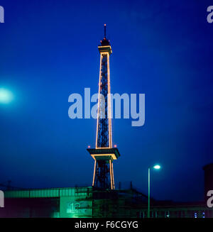 Illuminata 'Funkturm' della torre radio di notte, costruito nel 1926 da Langer Lulatsch, Berlino, Germania Foto Stock