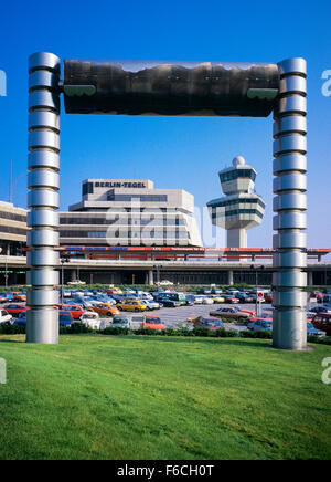 "Wolkentor' acciaio inossidabile arch da Heinrich Brummack 1975, Berlino-Tegel Otto Lilienthal airport terminal , Berlino, Germania Foto Stock