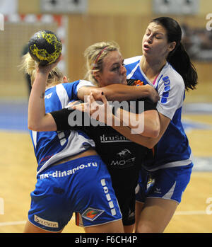 Da sinistra: Yaroslava Frolova Dinamo-Sinara di Volgograd, Marketa Jerabkova di Banik più e Yulia Golikova di Volgograd Dinamo-Sinara in azione durante il terzo turno di EHF Coppa Europea di Donne match tra DHK Banik più e Dinamo-Sinara Volgograd nella maggior parte nella Repubblica ceca il 16 novembre 2015. (CTK foto/Libor Zavoral) Foto Stock