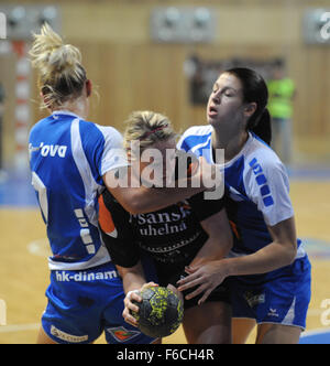 Da sinistra: Yaroslava Frolova Dinamo-Sinara di Volgograd, Marketa Jerabkova di Banik più e Yulia Golikova di Volgograd Dinamo-Sinara in azione durante il terzo turno di EHF Coppa Europea di Donne match tra DHK Banik più e Dinamo-Sinara Volgograd nella maggior parte nella Repubblica ceca il 16 novembre 2015. (CTK foto/Libor Zavoral) Foto Stock