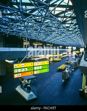 Partenza principale hall, Berlino-Tegel Otto Lilienthal Aeroporto, Berlin, Germania Foto Stock