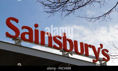 Grande catena di marca memorizzare segni su Regent Retail Park, Salford, Regno Unito Foto Stock