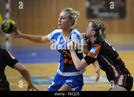 Yaroslava Frolova Dinamo-Sinara di Volgograd, sinistra e Katerina Dvorakova di Banik più lotta per una sfera durante il terzo turno di EHF Coppa Europea di Donne match tra DHK Banik più e Dinamo-Sinara Volgograd nella maggior parte nella Repubblica ceca il 16 novembre 2015. (CTK foto/Libor Zavoral) Foto Stock