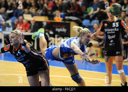 Petra Ruckova di Banik più a sinistra e Yaroslava Frolova di Volgograd Dinamo-Sinara in azione durante il terzo turno di EHF Coppa Europea di Donne match tra DHK Banik più e Dinamo-Sinara Volgograd nella maggior parte nella Repubblica ceca il 16 novembre 2015. (CTK foto/Libor Zavoral) Foto Stock