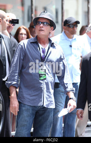 Noi attore Charlie Sheen durante la barra della cerimonia a stella sulla Hollywood Walk of Fame in Hollywood, California, Stati Uniti d'America il 10 luglio 2012. Noi musicista Slash si è aggiudicato il 2,473rd stella sulla Hollywood Walk of Fame nella categoria di registrazione. Foto: Hubert Boesl Foto Stock