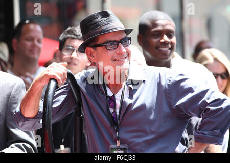 Noi attore Charlie Sheen durante la barra della cerimonia a stella sulla Hollywood Walk of Fame in Hollywood, California, Stati Uniti d'America il 10 luglio 2012. Noi musicista Slash si è aggiudicato il 2,473rd stella sulla Hollywood Walk of Fame nella categoria di registrazione. Foto: Hubert Boesl Foto Stock