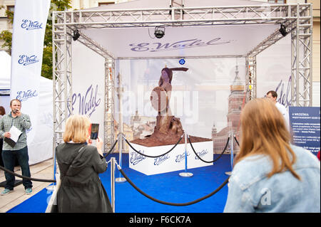 Wedel cioccolato Mermaid statua in Varsavia Krakowskie Przedmiescie il 4 settembre 2015, statua di cioccolato autore maestro... Foto Stock