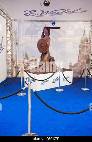 Wedel cioccolato mermaid figura in Varsavia Krakowskie Przedmiescie il 4 settembre 2015, cioccolato enorme statua autore maestro... Foto Stock