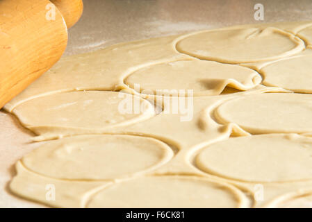 La produzione di gnocchi Foto Stock