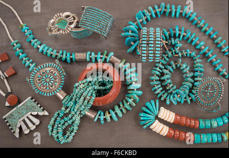 Una collezione di Vintage Zuni e Navajo Native American gioielli fatti di turchese, argento, tubo e pietra Heishe perline. Foto Stock