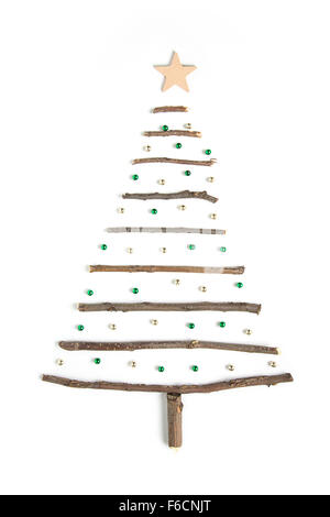 Albero di Natale organizzato da bastoni su sfondo bianco Foto Stock