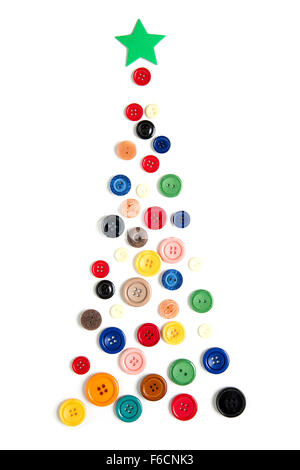 Albero di Natale fatto con pulsanti colorati, isolato su sfondo bianco Foto Stock