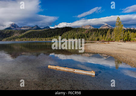 Scorfano di Norvegia il lago e le montagne a dente di sega vicino a Stanley, Idaho in una giornata di sole. Foto Stock