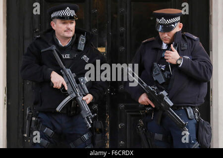 Londra, Regno Unito. Xvi Nov, 2015. Poliziotti armati pattugliano fuori la sede dell' ambasciata di Francia a Londra, Regno Unito, Lunedì 16 Novembre, 2015. Un maggior numero di forze di polizia con le armi da fuoco sono corsi di formazione per essere reso disponibile a Londra dopo i tiri di Parigi. Credito: Luca MacGregor/Alamy Live News Foto Stock