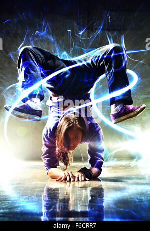 Donna giovane ballerino di danza moderna. Con le luci a incandescenza e effetto di energia. Foto Stock