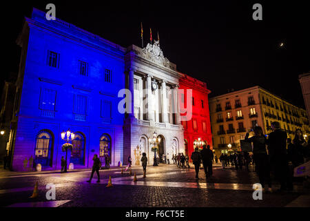 Barcellona, in Catalogna, Spagna. Xvi Nov, 2015. Barcellona il Municipio è accesa in francese colori in memoria di Parigi gli attentati vittime Credito: Matthias Oesterle/ZUMA filo/Alamy Live News Foto Stock