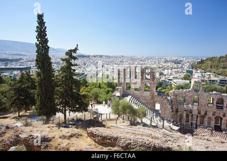 L' Odeon di Erode Attico con la città di Atene è in background. Foto Stock