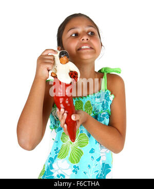 Bambina con napoletano oggetto superstizioso su sfondo bianco Foto Stock