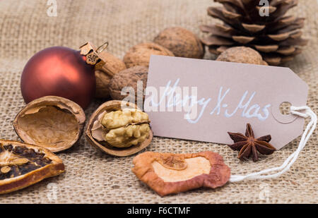 Immagine mostra la decorazione di Natale con Merry Xmas tag Foto Stock