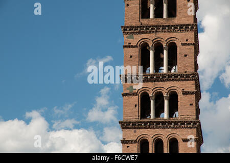 Torre Campanaria della Basilica dei Santi Giovanni e Paolo a Roma, Italia Foto Stock