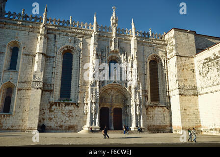 Il Monastero di Geronimo - Mosteiro da Santa Maria de Belém - situato nel quartiere Belem di Lisbona. Il portale del sud. Il Portogallo. Foto Stock