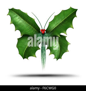 Vacanza magica o Celebrazione di Natale decorazione elemento come un inverno flying butterfly fatta di holly lascia evergreen aghi di pino e bacche rosse come una festosa simbolo di libertà stagionale di speranza e di gioia su uno sfondo bianco. Foto Stock