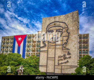 Ernesto Che Guevara come un arte di installazione e la propaganda opera d'arte su una parete in corrispondenza della Piazza della Rivoluzione Foto Stock