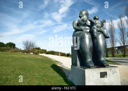 La maternità, Fernando Botero scultura nel giardino di Amalia Rodrigues, Lisbona. Il Portogallo, l'Europa. Foto Stock