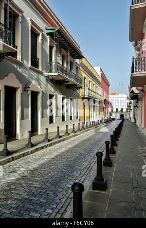 Colorato stile coloniale spagnolo di facciate e La Fortaleza (Residenza del Governatore), Fortaleza Street, Old San Juan, Puerto Rico Foto Stock