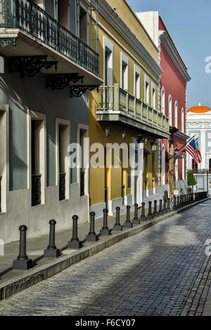 Colorato stile coloniale spagnolo di facciate e La Fortaleza (Residenza del Governatore), Fortaleza Street, Old San Juan, Puerto Rico Foto Stock