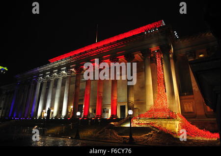 Di Liverpool St George's Hall illuminata nel tricolore francese come segno di supporto per le 129 persone uccisi dai terroristi. Foto Stock