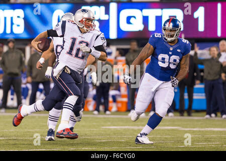 East Rutherford, New Jersey, USA. Xv Nov, 2015. New England Patriots quarterback Tom Brady (12) shambles con la palla come New York Giants tackle difensivo Cullen Jenkins (99) dà la caccia durante il gioco di NFL tra New England Patriots e New York Giants a MetLife Stadium di East Rutherford, New Jersey. Il New England Patriots ha vinto 27-26. Christopher Szagola/CSM/Alamy Live News Foto Stock