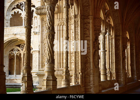 Chiostro del Monastero dos Jerónimos - Mosteiro da Santa Maria de Belém - situato nel quartiere Belem di Lisbona, Portogallo. Europa Foto Stock
